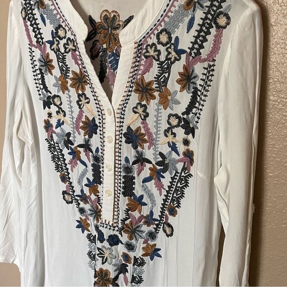 Solitaire White Tunic with Multicolor Embroidery and Tab Sleeves Size Medium - Picture 4 of 12
